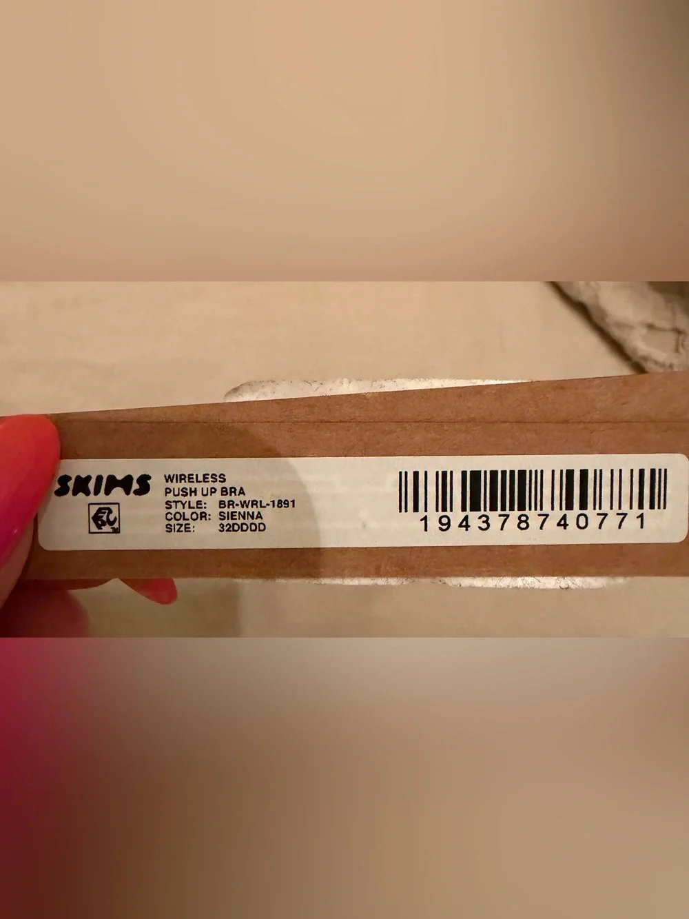 SKIMS Wireless Push-up Bra 32DDDD - Picture 4 of 4